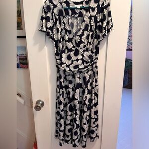 Pretty 40’s style midi dress. Size 10